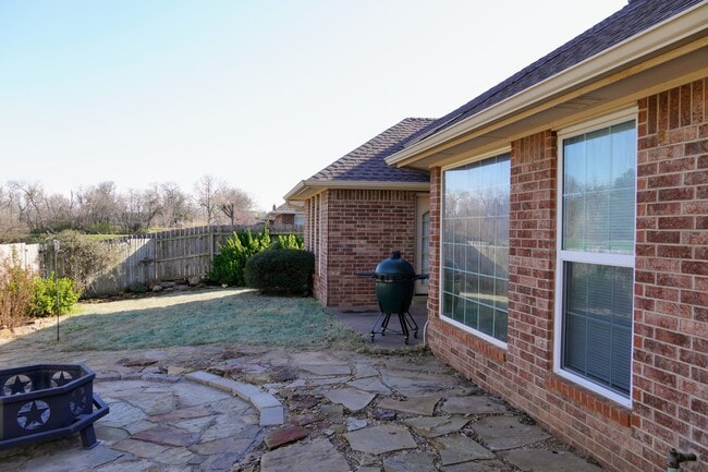 Building Photo - 417 Oakdale Dr