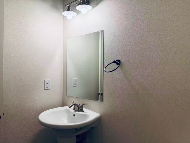 Building Photo - 1926 SW Washington St