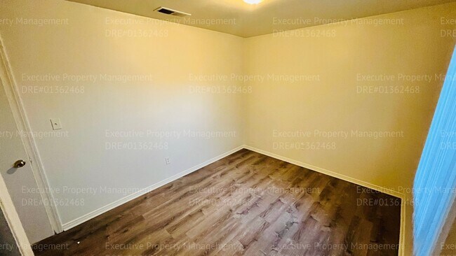 Building Photo - 1142 8th Pl