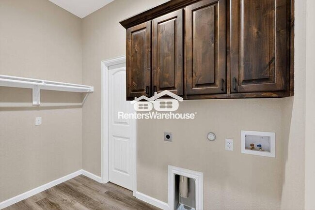 Building Photo - Great Location and Fully Refreshed Move In...