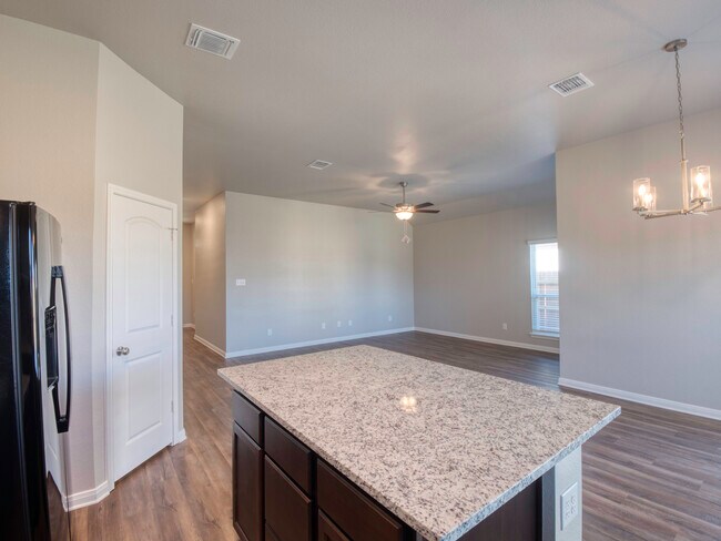 Building Photo - 1368 Kingsgate Dr