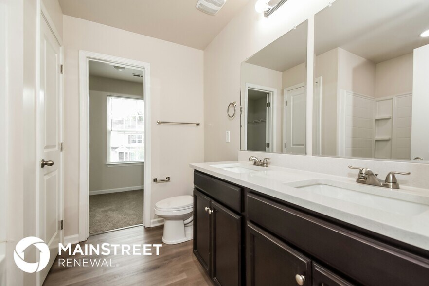 Building Photo - 4455 Oak Pointe Dr