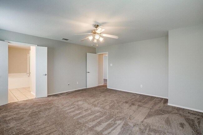 Building Photo - Large 4 Bedroom 3.5 Bathroom- Eagle Mounta...