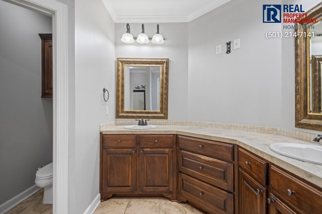 Building Photo - 4040 Robinwood Cir