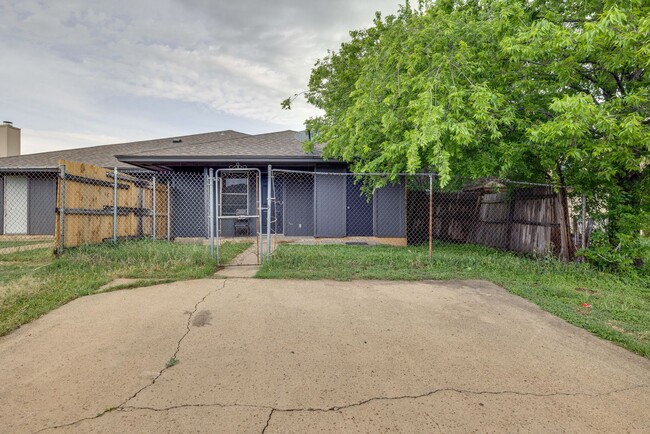 Building Photo - Duplex with back yard and parking spaces