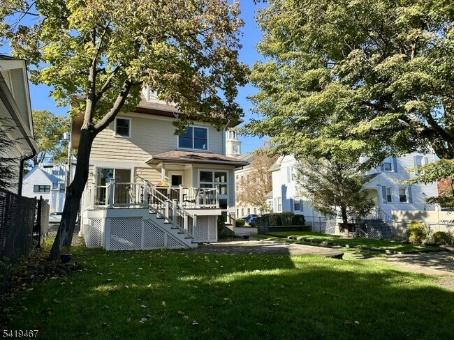 Building Photo - 12 Maple Ave