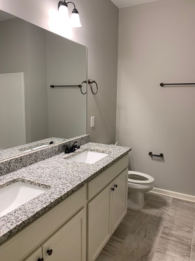 Building Photo - 3 Bedrooms 2.5 Baths  Condo in Downtown Watkinsville!