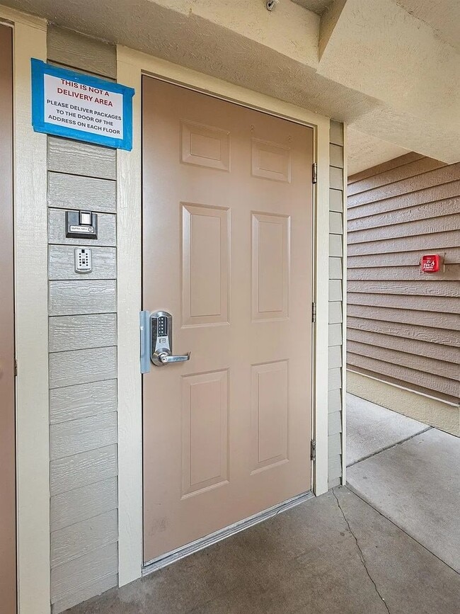 Building Photo - $1,600 - 1 Bed / 1 Bath Gorgeous Condo Unit in University District