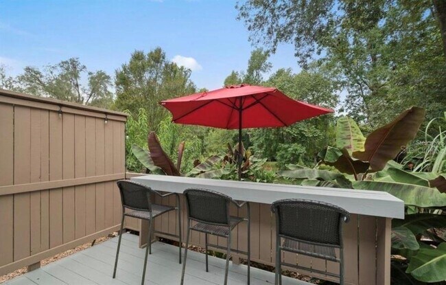 Building Photo - 10744 Creek Dr