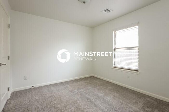 Building Photo - 3 Bedroom Pet-Friendly Home in Yukon, OK with Main Street Renewal