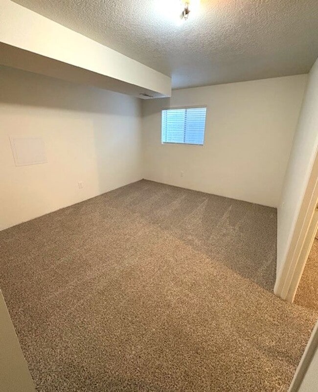 Building Photo - 3 Bedroom / 2 Bath Home in Kearns!