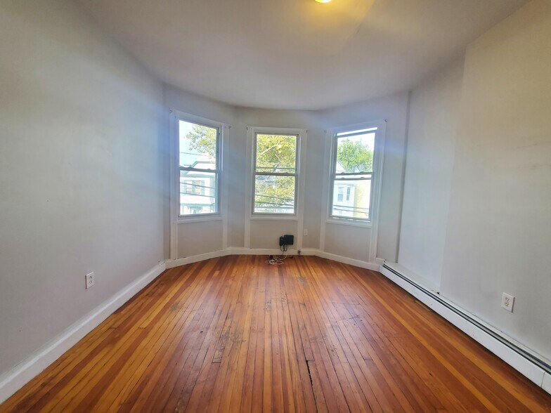 Building Photo - 221 Bayview Ave