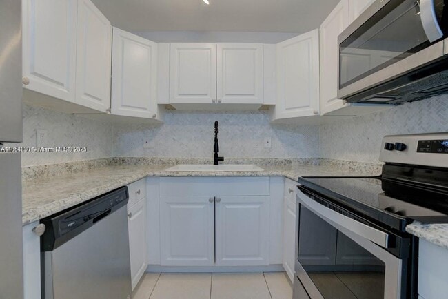 Building Photo - 1155 Brickell Bay Dr
