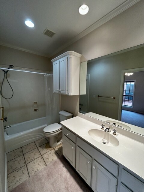 Second full bathroom - 806 Torribrooke Ln
