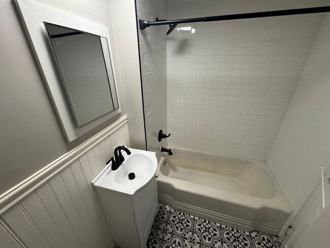 Building Photo - 479 State St