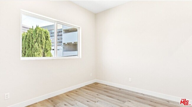 Building Photo - 16698 Moorpark St