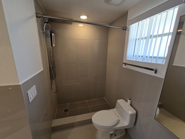 Building Photo - 2-Bed, 2-Bath Miami Condo in HOA Community – Pool, Laundry On-Site