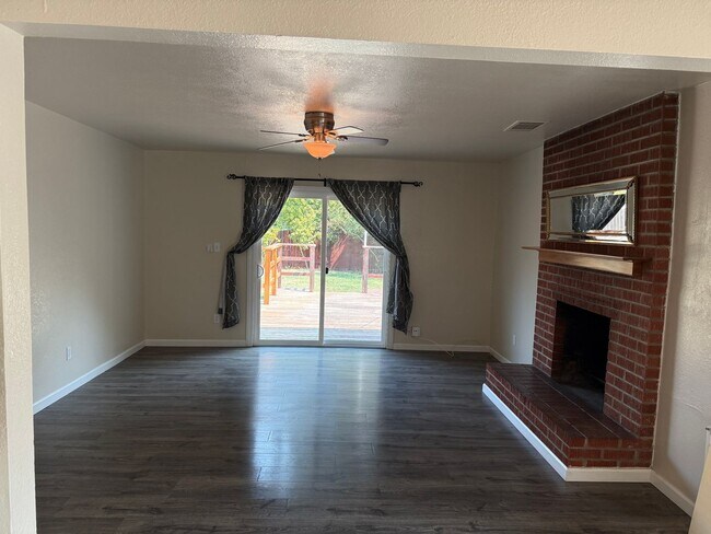 Building Photo - Recently Remodeled Home in Charming Neighborhood