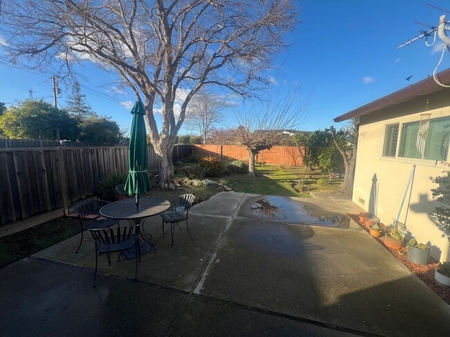 Building Photo - Beautiful 4 bed 2 bath home in Sunnyvale. Must see!