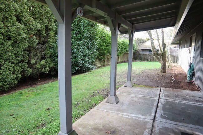 Building Photo - 10111 NE Tanglewood Dr