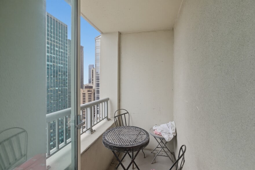 Building Photo - 345 N La Salle Dr