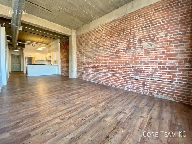 Building Photo - Renovated 1 Bed + Bonus Room in Downtown!