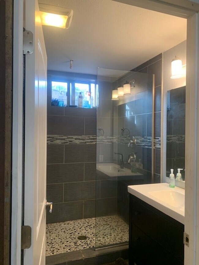 Building Photo - 545 Crestmore Pl