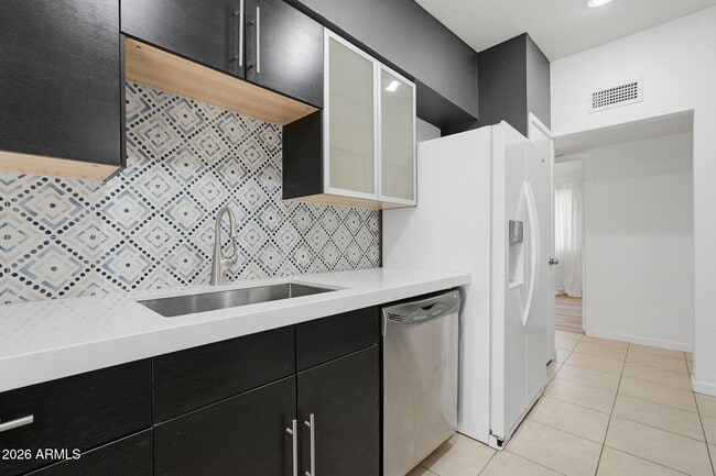 Building Photo - 2428 E La Jolla Dr