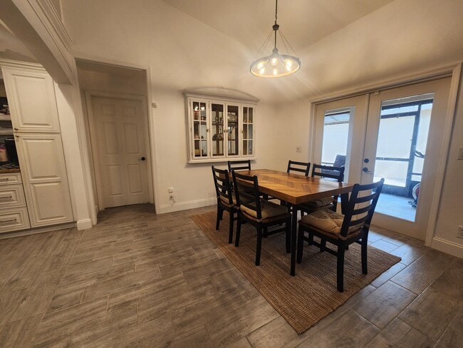 Building Photo - 250 E Riverbend Dr