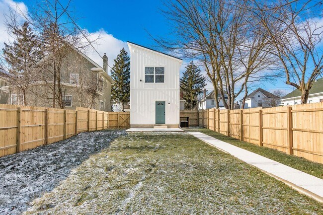 Building Photo - 172 Whitethorne Ave