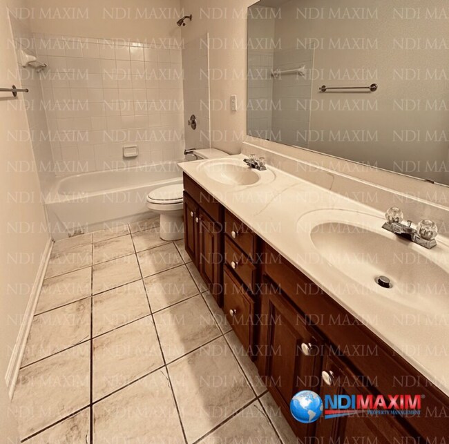 Building Photo - Nice house overlooking pool and playground in Duluth