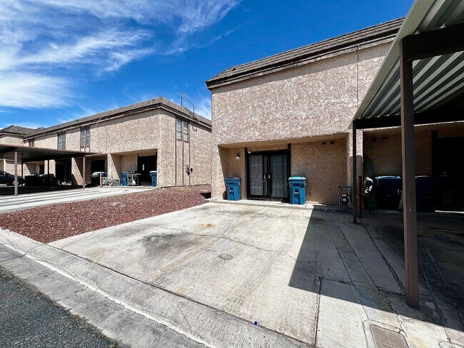 Building Photo - TWO BEDROOM TOWNHOME WITH VAULTED CEILING AND GRAND FRONT WINDOWS