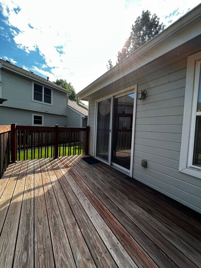 Building Photo - 2 Bed, 2 Bath Townhome with Office, & Fenced Back Patio in Prime Fort Collins Location!