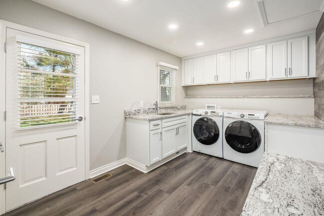 Building Photo - 1350 Marlyn Dr