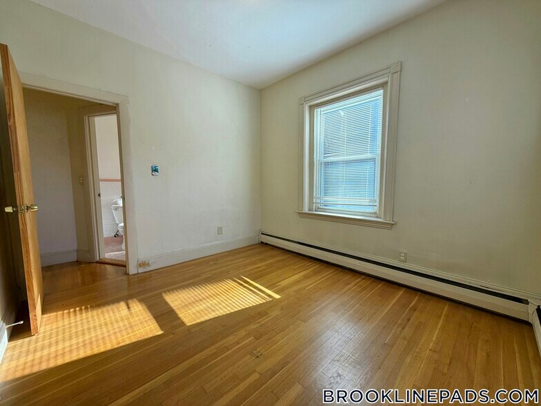 Building Photo - 16 Winchester St