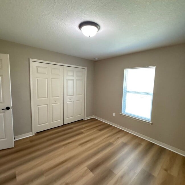 Building Photo - Stylish 3BR/2BA Home with New Vinyl Plank Flooring in Ocala!