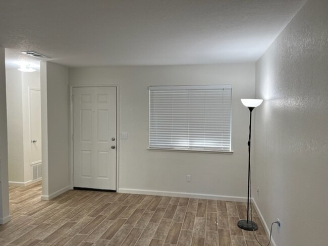 Building Photo - Beautiful, updated condo, in  Rosemont are...