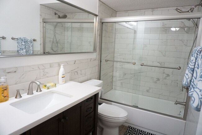 Building Photo - Furnished efficiency one block from the beach