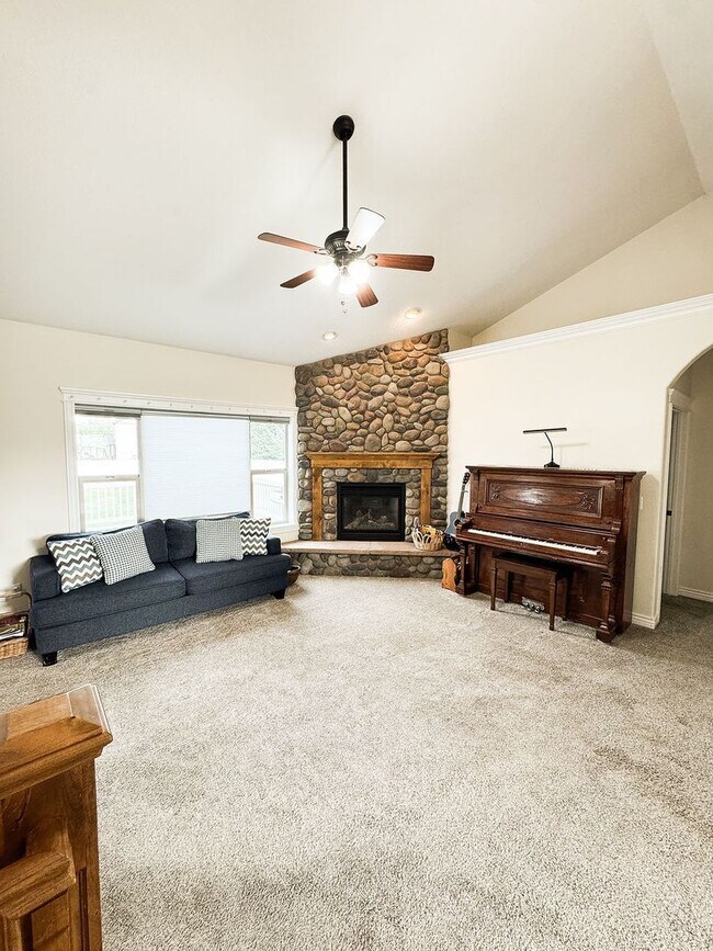 Building Photo - Beautiful Custom Home For Rent In Rexburg!