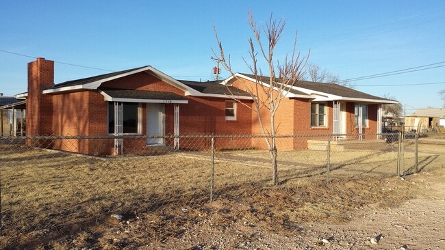 Building Photo - LARGE COUNTRY HOME NEAR ENMU