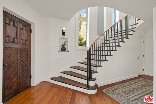 Building Photo - 2700 Glendower Ave