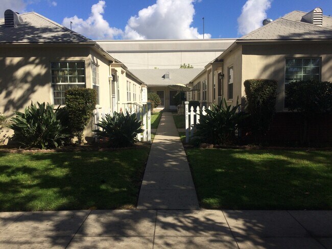 front courtyard,attached homes - 117 Magnolia Ave