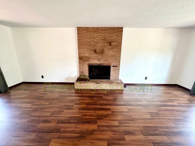 Building Photo - 3-Bedroom, 1.5-Bathroom House in Concordia...