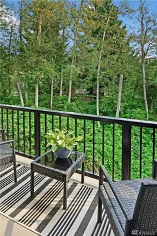 Building Photo - Modern Corner Townhome with Split AC & 2-Car Garage Near Alderwood Mall