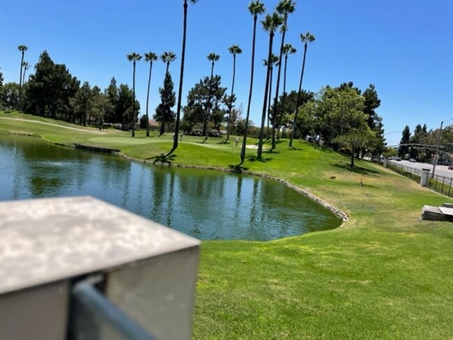 Building Photo - 2 Bedroom in Beautiful Tustin Golf Community