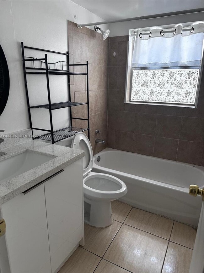 Building Photo - 10124 Twin Lakes Dr