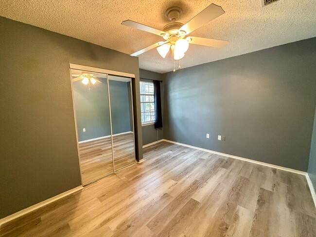 Building Photo - Windsor Park #523 - Pet Friendly!