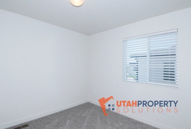 Building Photo - 1026 W 430 S