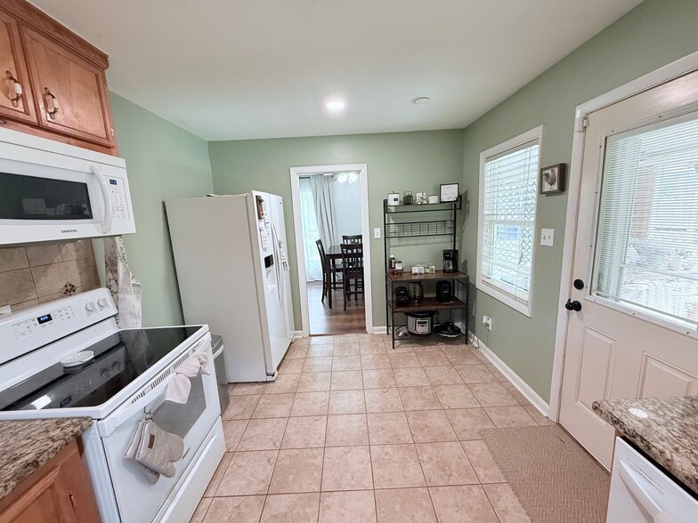 Building Photo - 924 Stoneykirk Dr