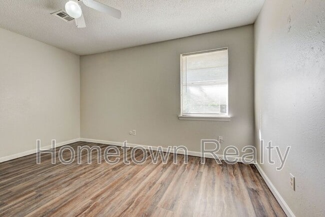 Building Photo - 208 W Shadywood Dr
